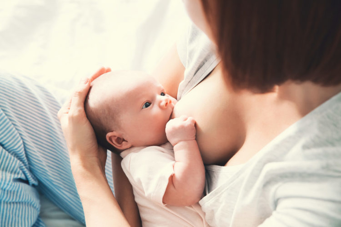Bé ngủ khi đang bú mẹ có ảnh hưởng đến sức khỏe không?