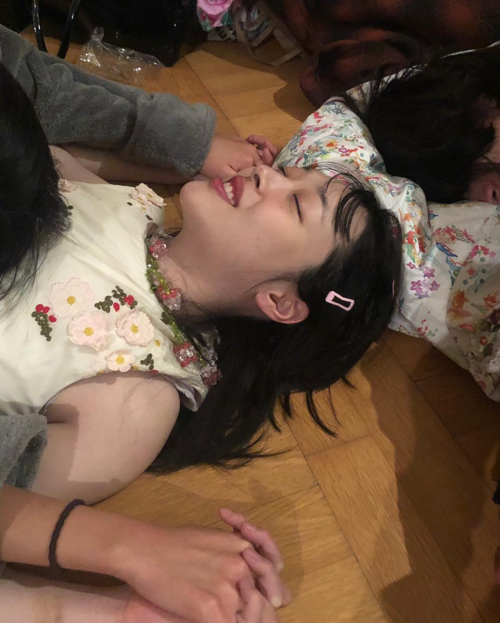 Sulli lại bị cho có vấn đề tâm lý khi tự tay đăng tải loạt ảnh kỳ quặc