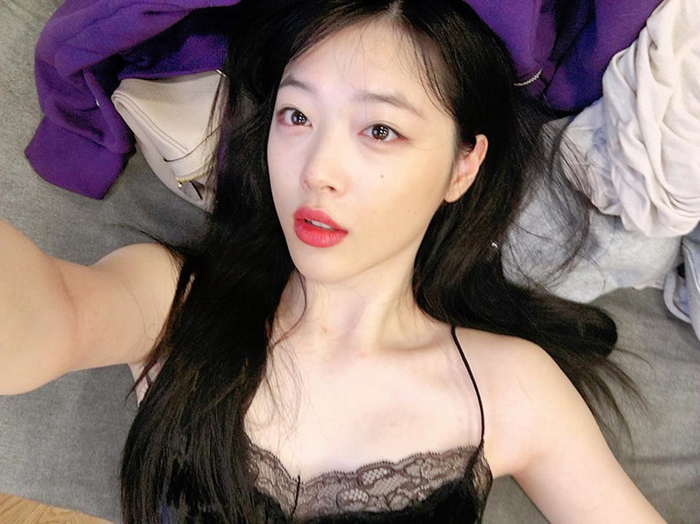 Sulli lại bị cho có vấn đề tâm lý khi tự tay đăng tải loạt ảnh kỳ quặc