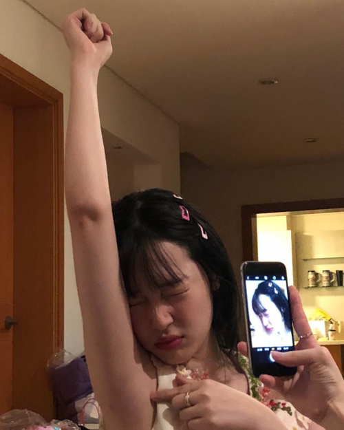 Sulli lại bị cho có vấn đề tâm lý khi tự tay đăng tải loạt ảnh kỳ quặc