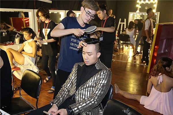 Tất bật chạy show trước tết: Người cày tiền trả nợ, người kiệt sức ngủ