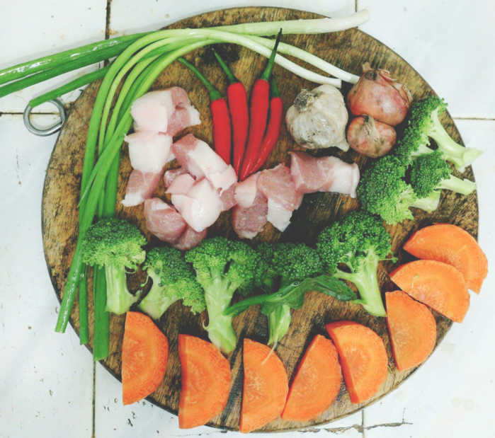 Thanh niên trổ tài nấu nướng với món ăn đơn giản nhưng ngon