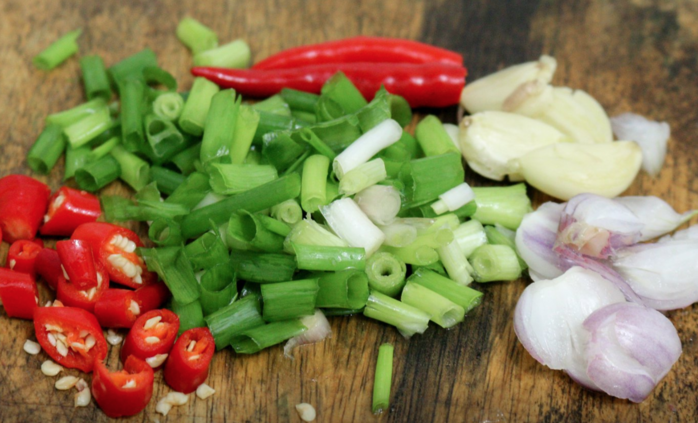 Thanh niên trổ tài nấu nướng với món ăn đơn giản nhưng ngon
