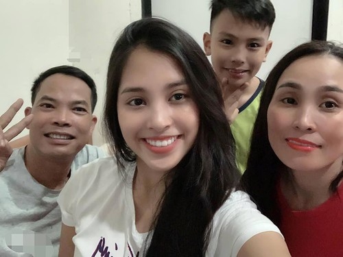 Sao Viet trong goc anh cua fans: Tieu Vy cam nong, Phuong Nga xuong ham tho