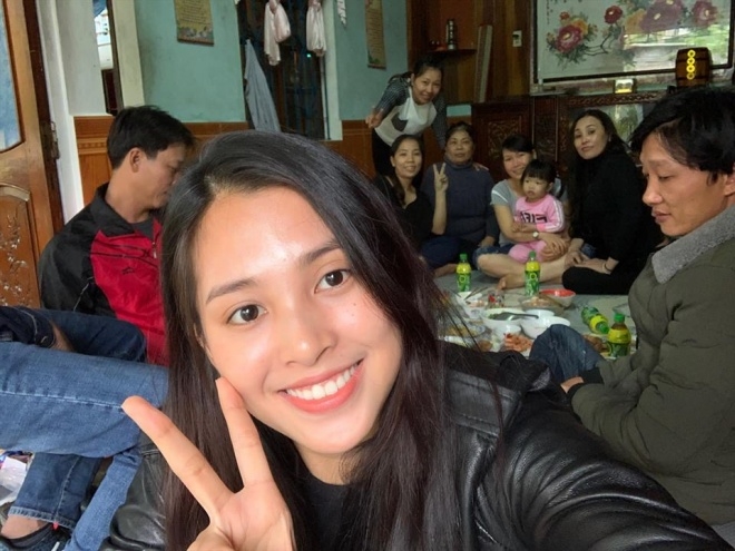 Sao Viet trong goc anh cua fans: Tieu Vy cam nong, Phuong Nga xuong ham tho