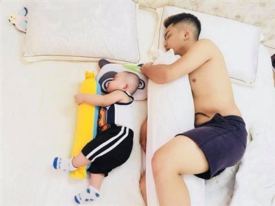 Khoảnh khắc tình cảm nhất của bố con nhà sao Việt khi ngủ