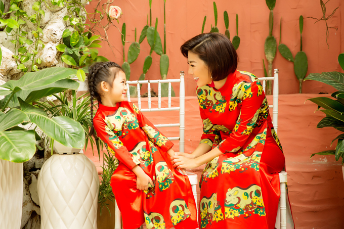 Trước thềm năm mới, các cặp mẹ con sao Việt xúng xính chụp ảnh Tết