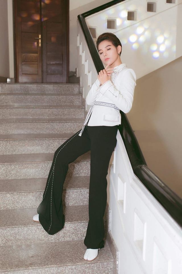 Vu Cat Tương va cau hoi gay soc dau nam: Ai la stylist cho chi ay vay