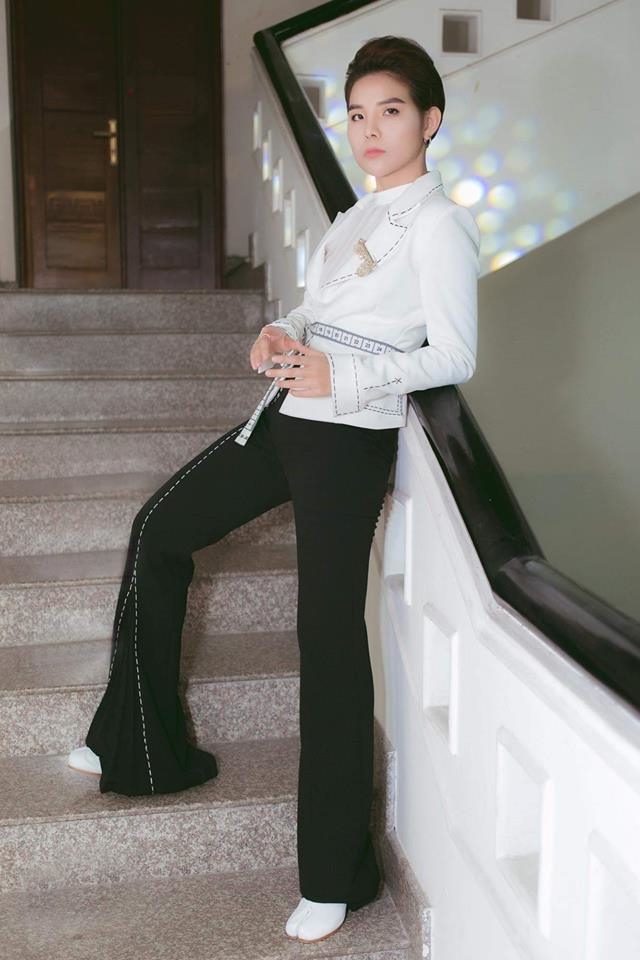 Vu Cat Tương va cau hoi gay soc dau nam: Ai la stylist cho chi ay vay