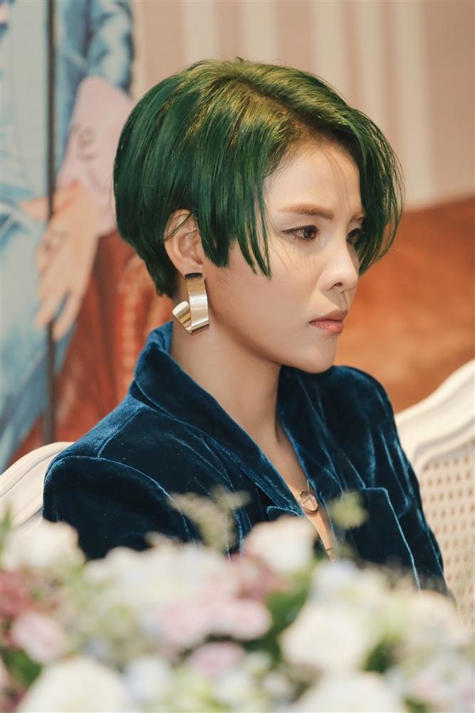 Vũ Cát Tường và câu hỏi gây sốc đầu năm: Ai là stylist cho chị ấy vậy?