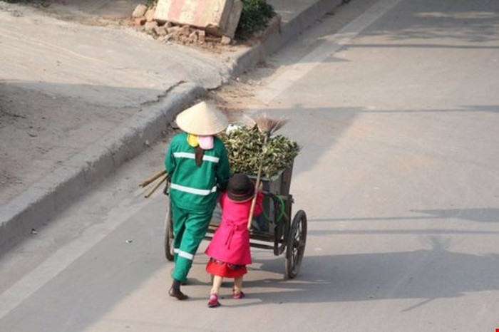 Ở đâu có mẹ, ở đó có Tết - bức ảnh của mẹ con cô lao công