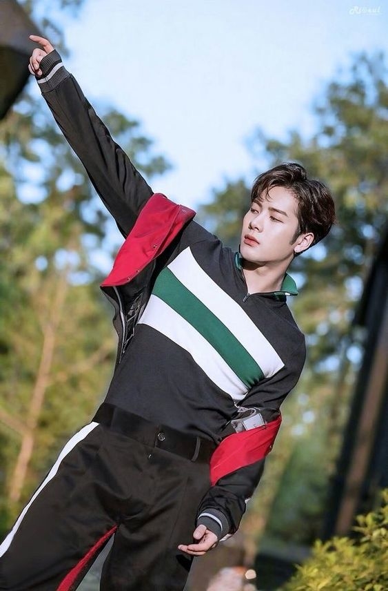 4 idol nam được kì vọng sẽ tỏa sáng rực rỡ trong năm 2019: BTS chiếm t