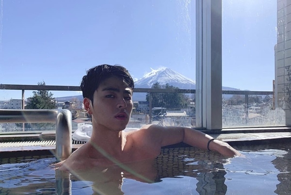 Ảnh hot sao Hàn: Jisoo khoe dáng đồng hồ cát