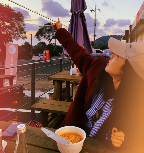 Ảnh hot sao Hàn: Jisoo khoe dáng đồng hồ cát