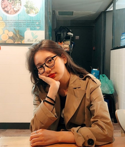 Ảnh hot sao Hàn: Jisoo khoe dáng đồng hồ cát