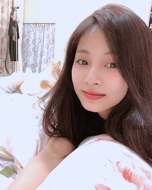 Ảnh hot sao Hàn: Jisoo khoe dáng đồng hồ cát