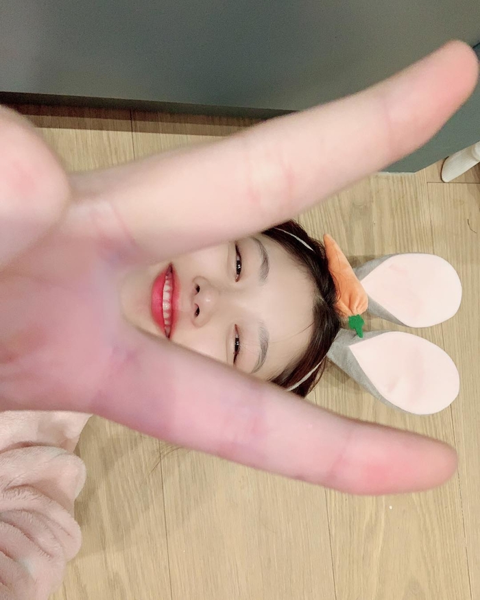 Ảnh hot sao Hàn: Jisoo khoe dáng đồng hồ cát