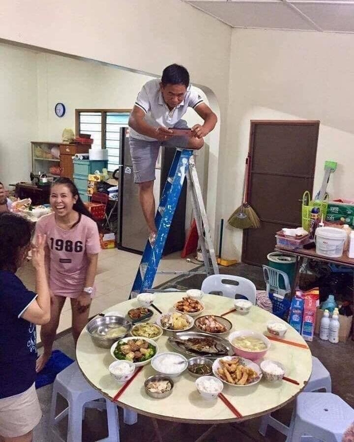 Ảnh vui tuần qua: Boss dọn nhà, màn gói bánh chưng lưu vào sách đỏ