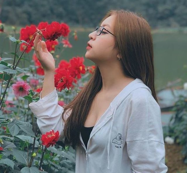 Bạn gái Quang Hải mặc áo 2 dây hát 'Như lời đồn'
