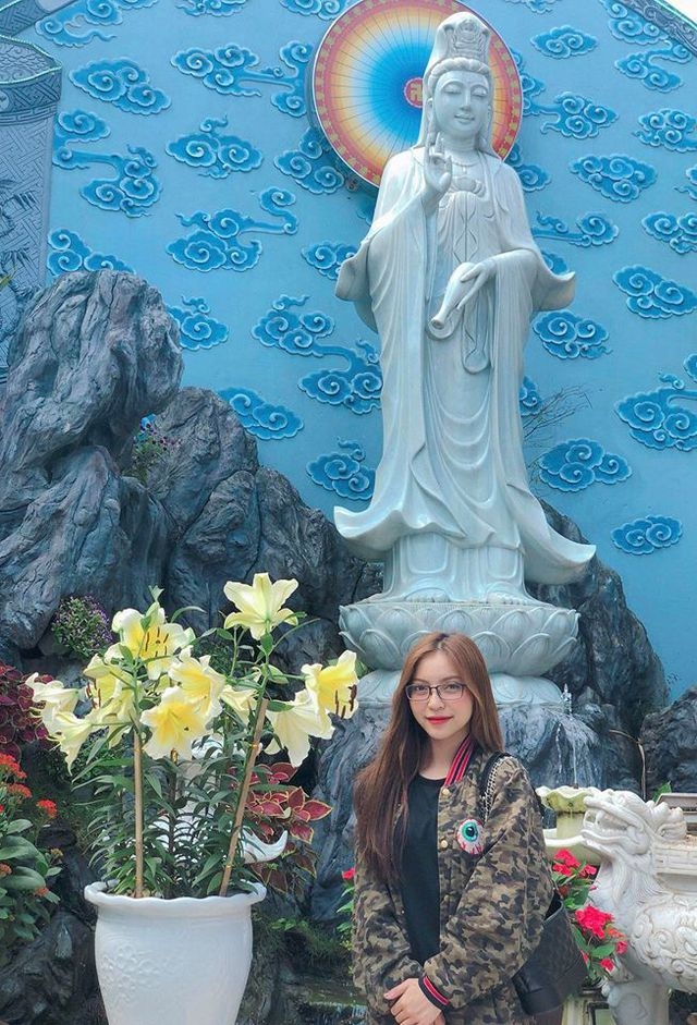 Bạn gái Quang Hải mặc áo 2 dây hát 'Như lời đồn'