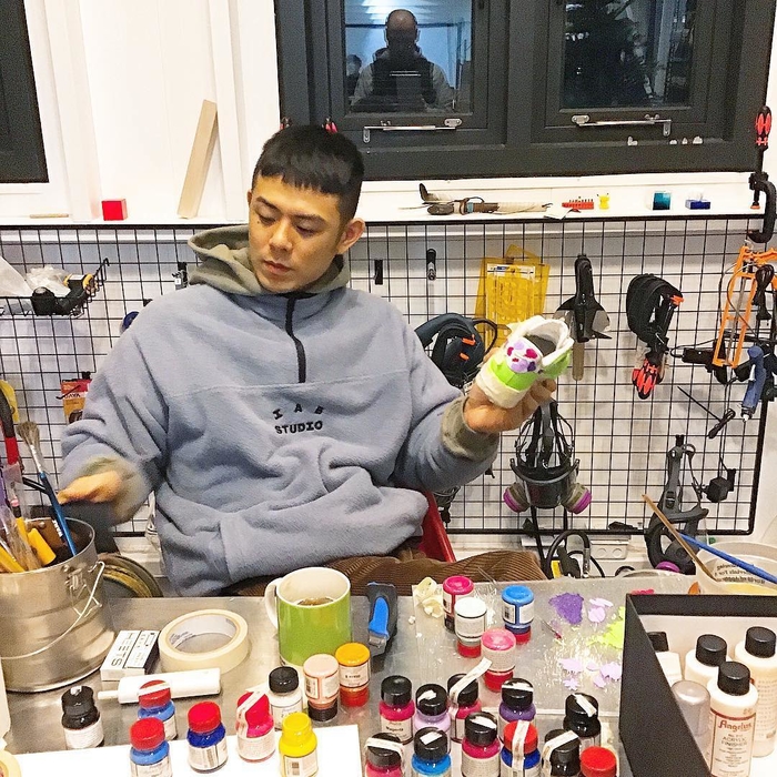 Beenzino tự tay làm quà tặng bạn gái người mẫu