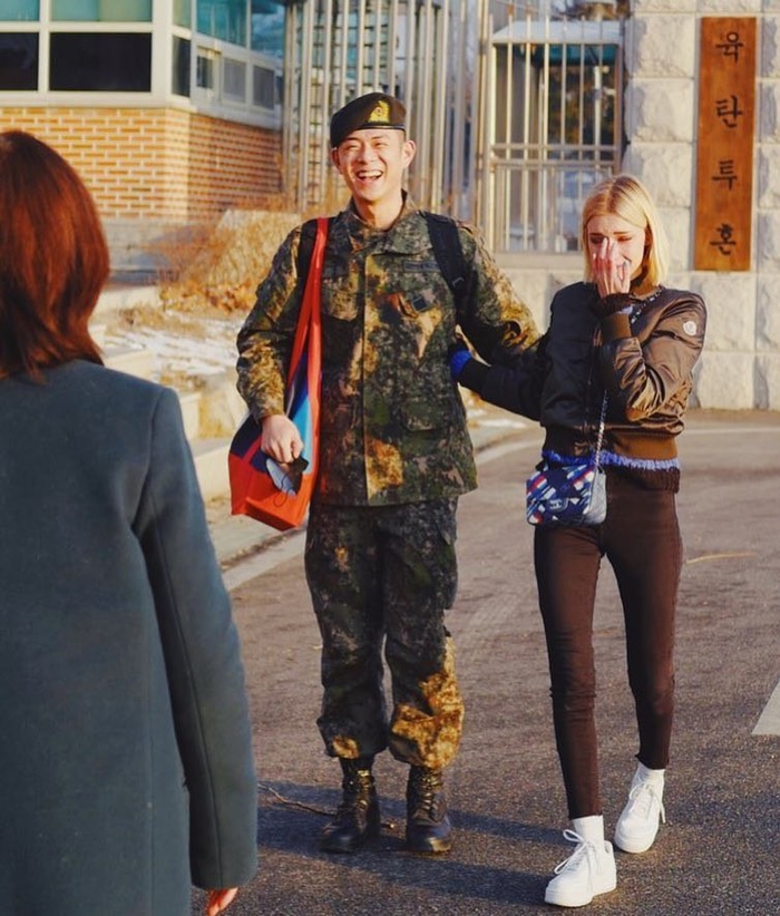 Beenzino tự tay làm quà tặng bạn gái người mẫu