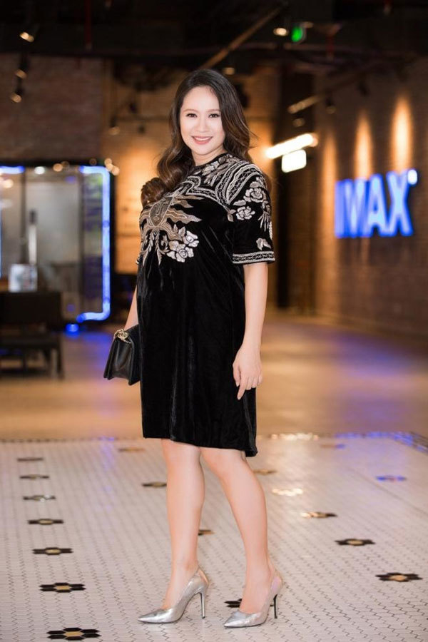 Bi don pha tuong khi mang thai, sao Viet lai duoc khen ran ran voi net dep phuc hau
