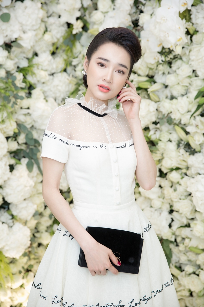 Các sao nữ Vbiz được khen sở hữu vòng 1 tự nhiên đẹp phát hờn