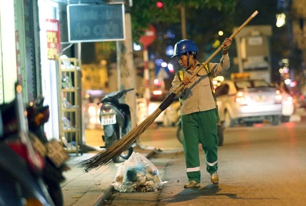Cái Tết đơn sơ của những công nhân vệ sinh trên đường phố