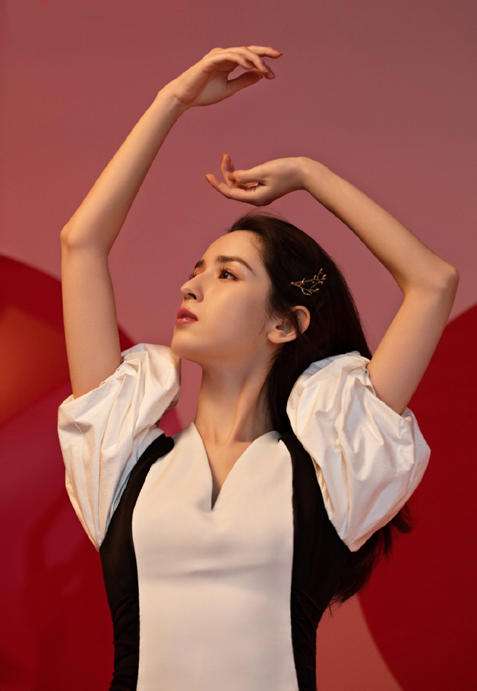 'Tiên nữ' Tân Cương Cáp Ni Khắc Tư đắt show làm mẫu