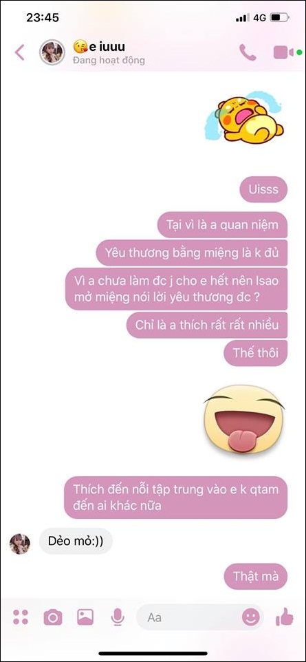 Chàng trai in 273 trang tin nhắn từ lúc tán tỉnh để tặng người yêu