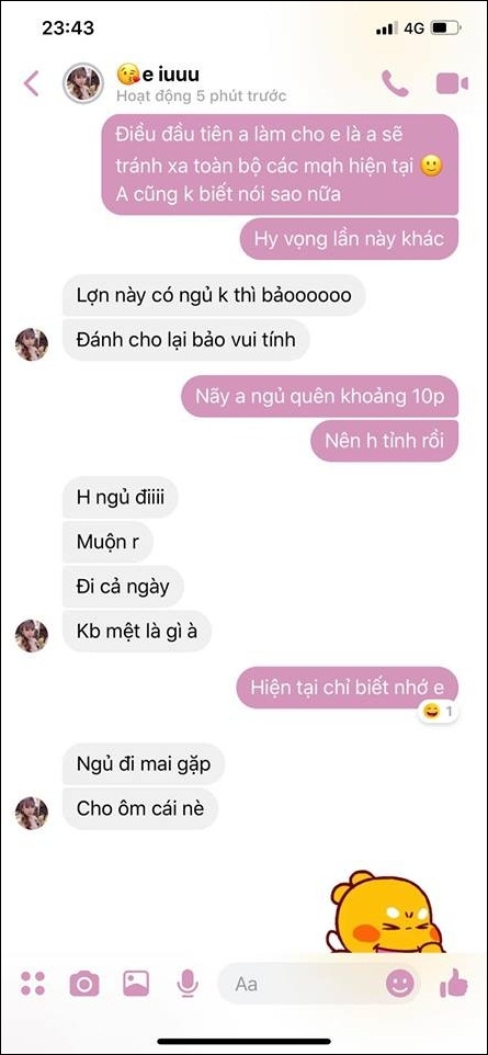 Chàng trai in 273 trang tin nhắn từ lúc tán tỉnh để tặng người yêu