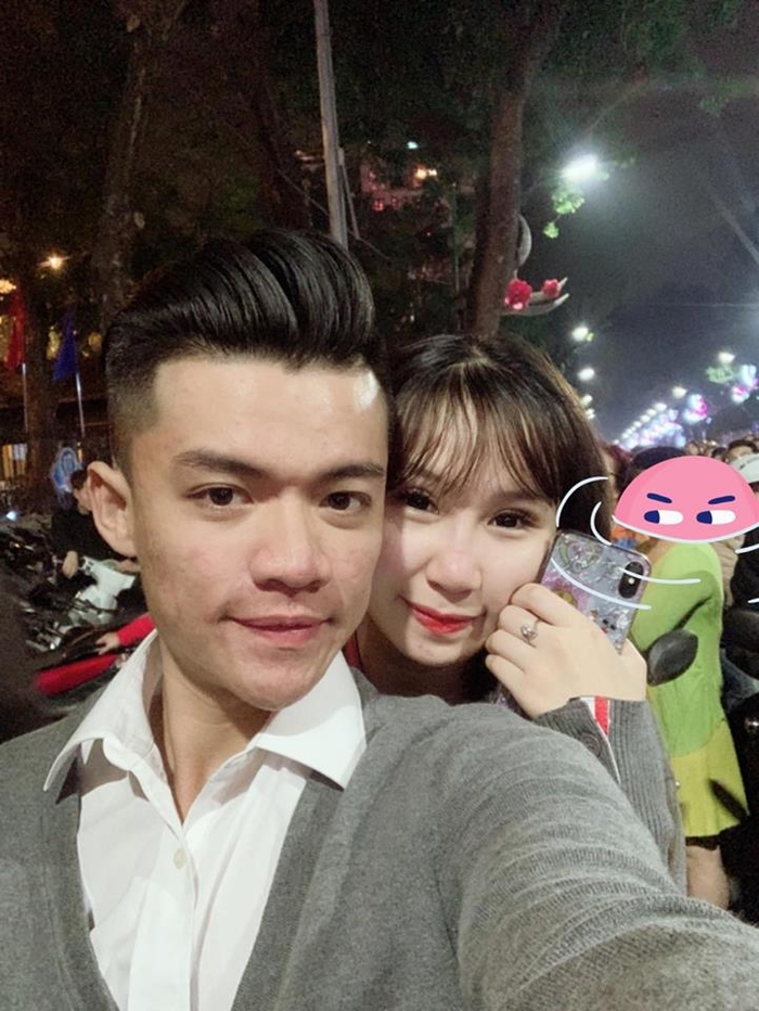 Chàng trai in 273 trang tin nhắn từ lúc tán tỉnh để tặng người yêu
