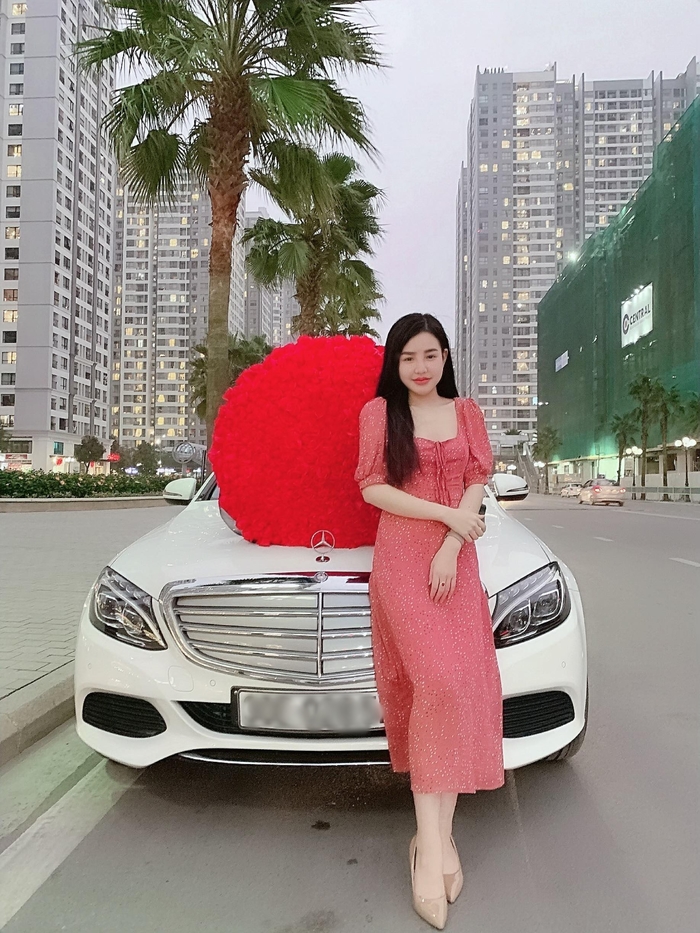 Cô gái may mắn được bạn trai tặng bó hồng 999 bông