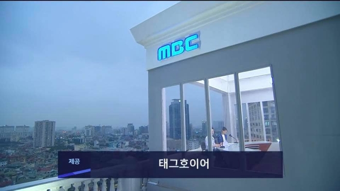 Chất như MBC News, dựng ngay trường quay dã chiến để dẫn tin