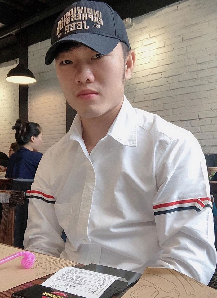 Chiếc áo quốc dân hot nhất mùa Tết và câu chuyện hàng real - hàng fake