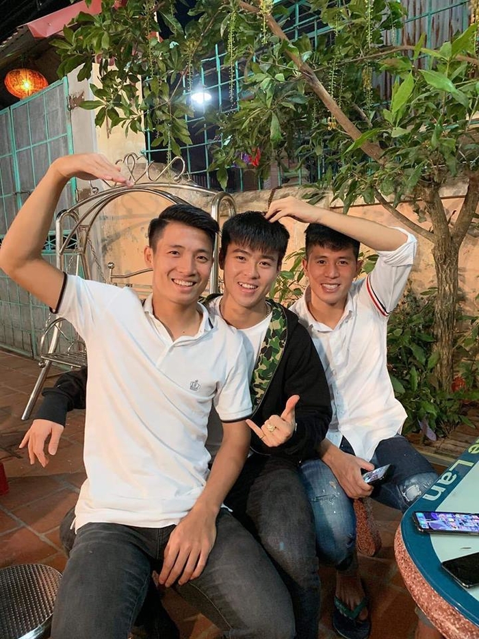 Chiếc áo quốc dân hot nhất mùa Tết và câu chuyện hàng real - hàng fake