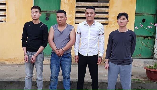 Chiếc áo quốc dân hot nhất mùa Tết và câu chuyện hàng real - hàng fake