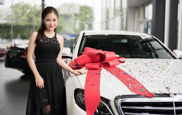 Chuyen con nha giau trong showbiz: Nguoi danh gia vong toc, ke bi to lam mau