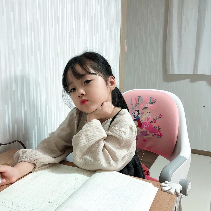 Cô bé “tóc bát úp” năm nào giờ xinh xắn đáng yêu