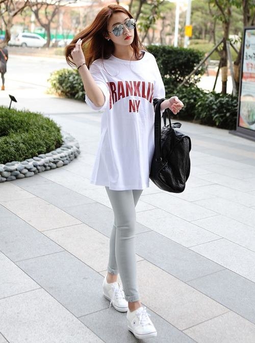 Có đến 4 cách diện áo phông max xinh đẹp nàng cần trong trời giao mùa