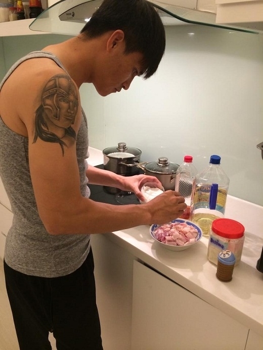Cởi bỏ vest áo lịch lãm các sao nam khiến fan mê tít vì hành động nhỏ