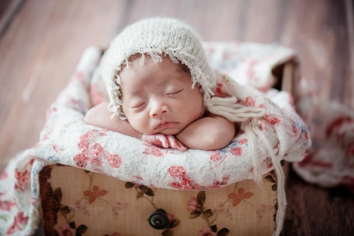 Con gái sinh non của Khánh Thi lớn bụ bẫm, xinh xắn không ngờ