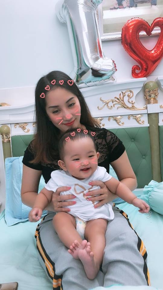 Con gái sinh non của Khánh Thi lớn bụ bẫm, xinh xắn không ngờ