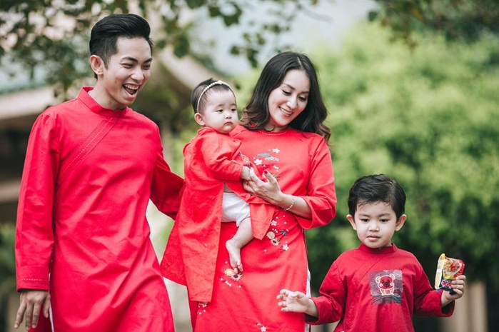 Con gái sinh non của Khánh Thi lớn bụ bẫm, xinh xắn không ngờ