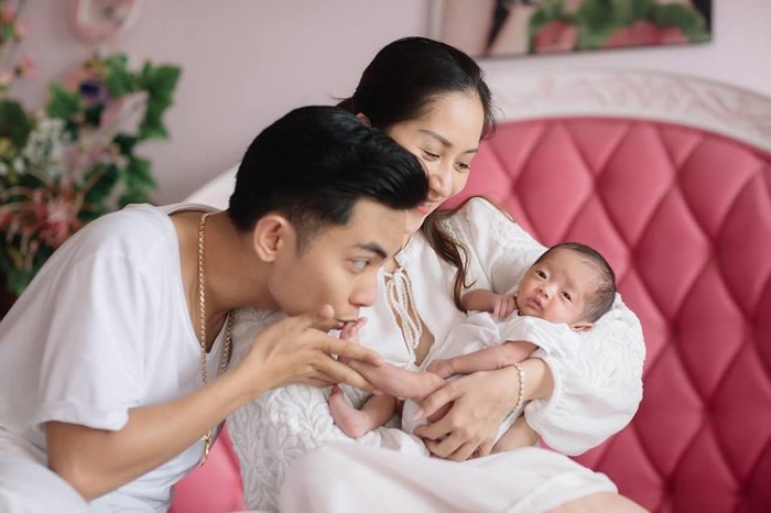 Con gái sinh non của Khánh Thi lớn bụ bẫm, xinh xắn không ngờ