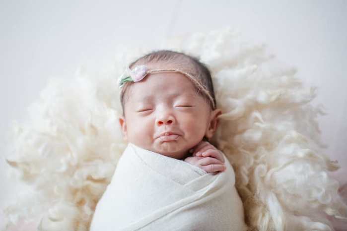 Con gái sinh non của Khánh Thi lớn bụ bẫm, xinh xắn không ngờ