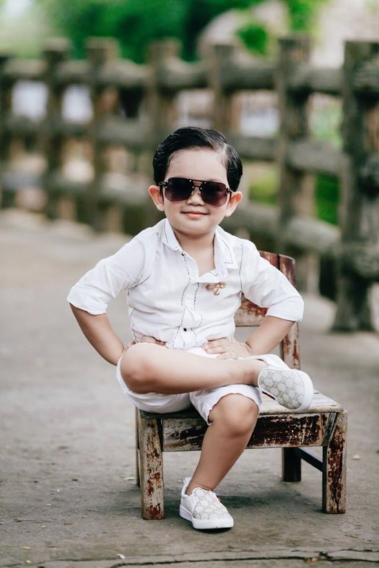 Con trai Khánh Thi 3 tuổi đã gây sốt với BST hàng hiệu hơn 100 triệu