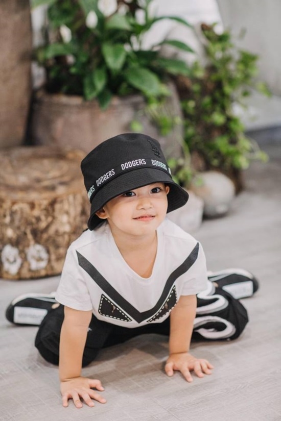 Con trai Khánh Thi 3 tuổi đã gây sốt với BST hàng hiệu hơn 100 triệu