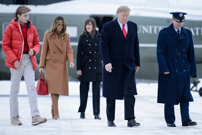 Con trai út Tổng thống Trump ngày càng cao lớn, ăn mặc bảnh bao